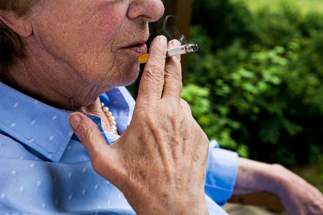 Bungalow idee Verschrikkelijk Cliënten die roken: 'Werkgever moet meer achter verzorgende staan' - TVV