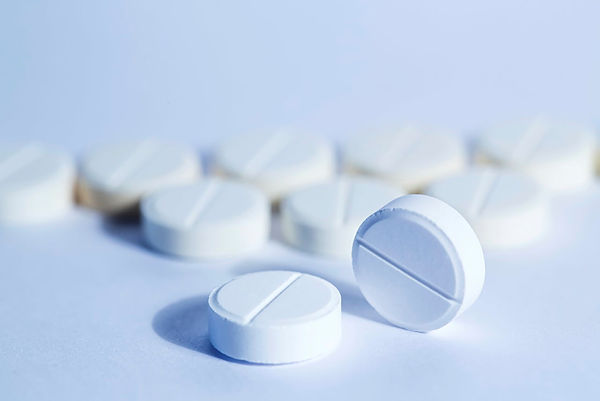 Gebruikt je cliënt zelfzorgmedicatie? Let dan goed op deze risico’s Aantal pillen liggens op een blauwige ondergrond. Een van de pillen staat rechtop.