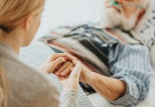 Dit leg je als verzorgende uit aan naasten in de stervensfase