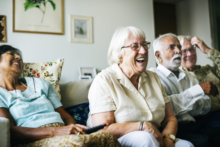420 miljoen euro extra voor nieuwe verzorgingshuizen Senior people watching televison together
