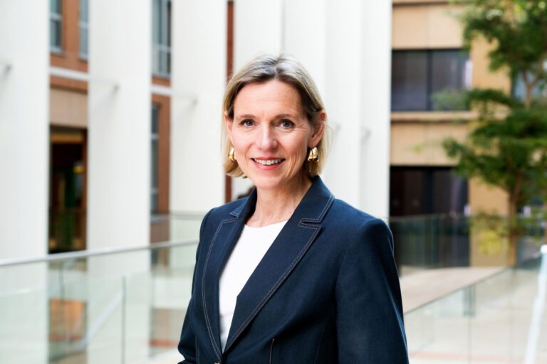 Streep door bezuinigingen op langdurige zorg Minister Mirjam Sterk