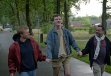 In Zoals het komt: 100 dagen in de gehandicaptenzorg loopt programmamaker Nicolaas Veul stage op een zorgpark: samen met begeleider Abdel en een bewoner van het zorgpark, loopt de documentaire hand in hand over straat.