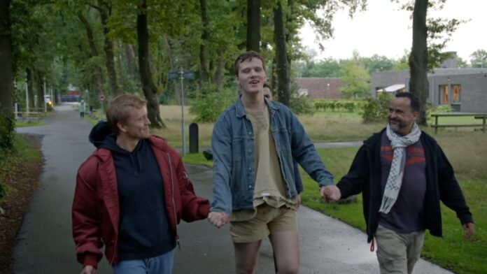 In Zoals het komt: 100 dagen in de gehandicaptenzorg loopt programmamaker Nicolaas Veul stage op een zorgpark: samen met begeleider Abdel en een bewoner van het zorgpark, loopt de documentaire hand in hand over straat.